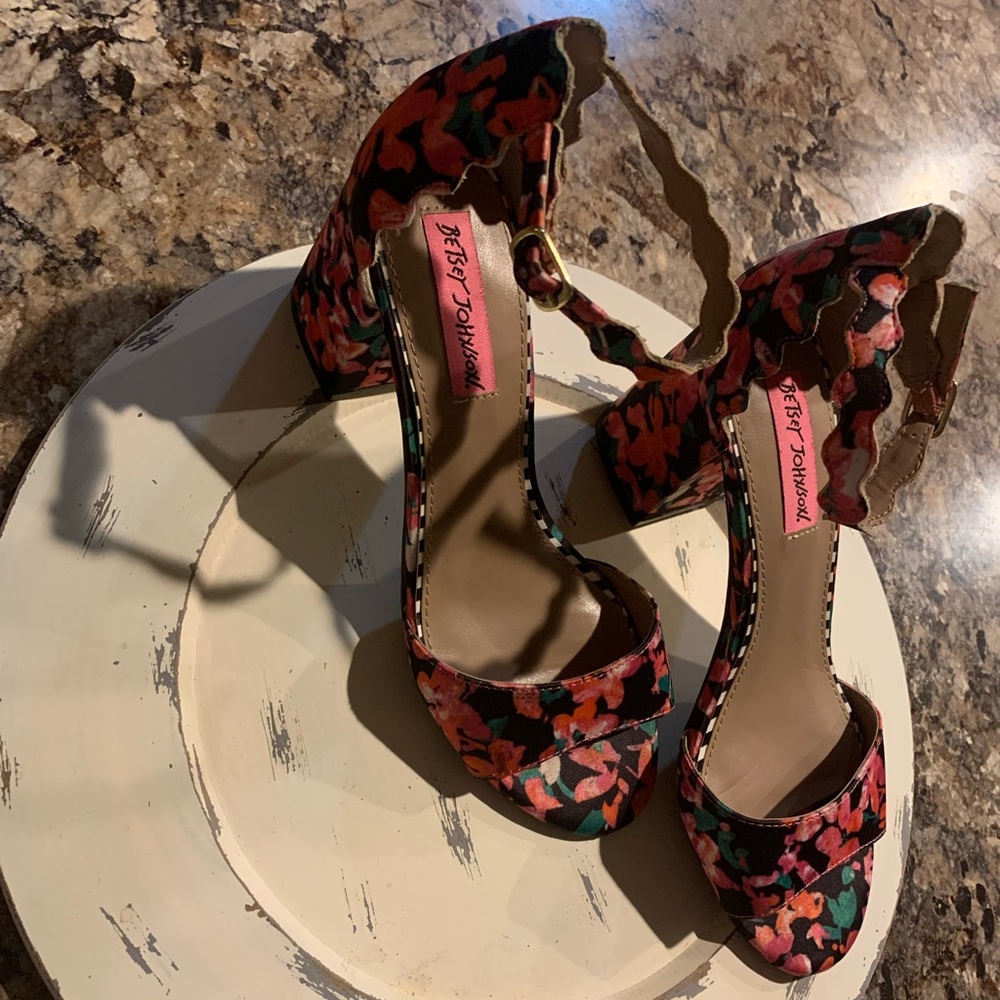 Betsey Johnson heeled sandal. Black flora.